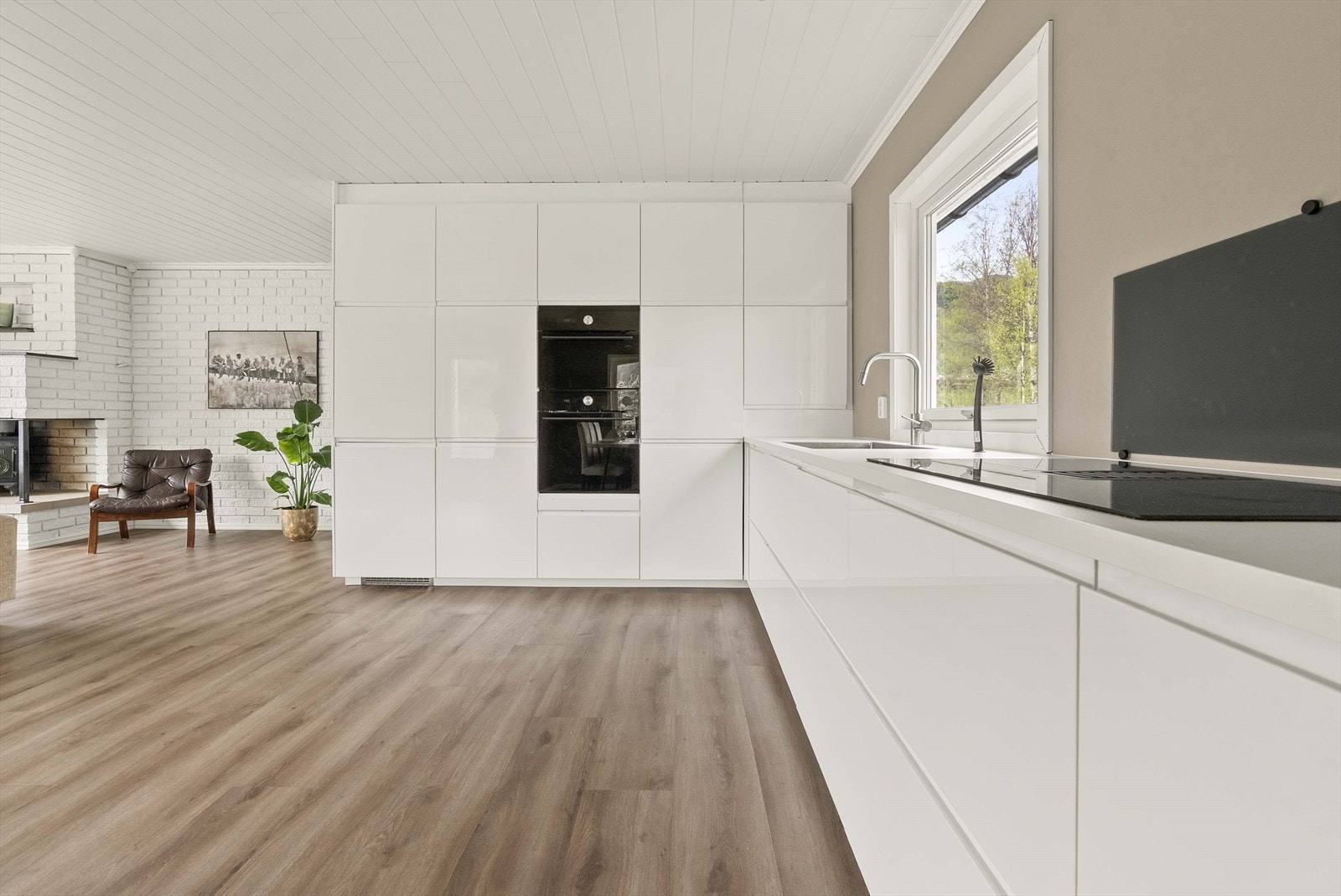 - Kjøkkenet har innredning fra ikea (2021) med hvite fronter av finer med høyglans og laminat benkeplate. Integrert ventilator ved koketopp - Galleribilde