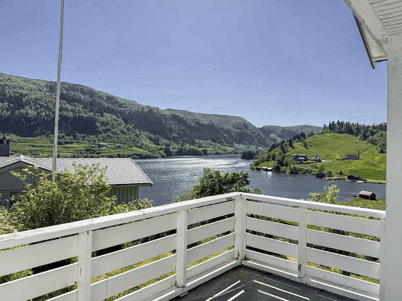 - Fantastisk utsikt fra verandaen - Det er gode solforhold på eiendommen - Galleribilde