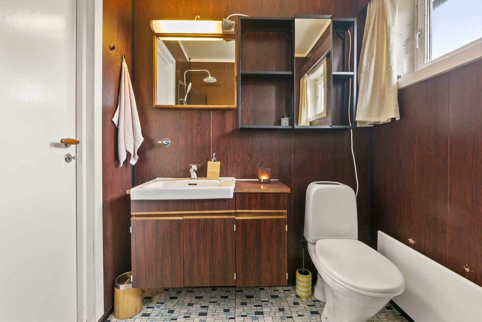 - Hovedbad med fliser på gulv og vannavstøtende plater på vegg - Galleribilde