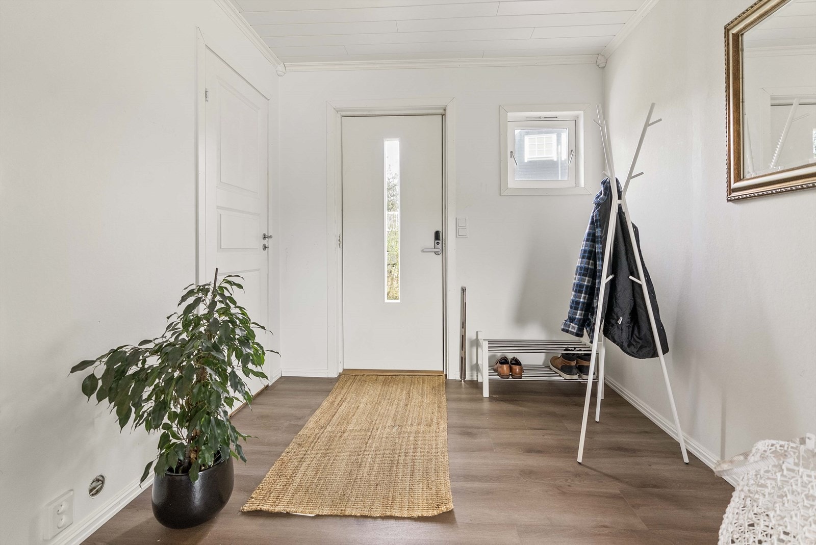 - Velkommen inn! Det er lagt til rette for vannbåren varme i gulv som ble gjort i 2021 - Galleribilde