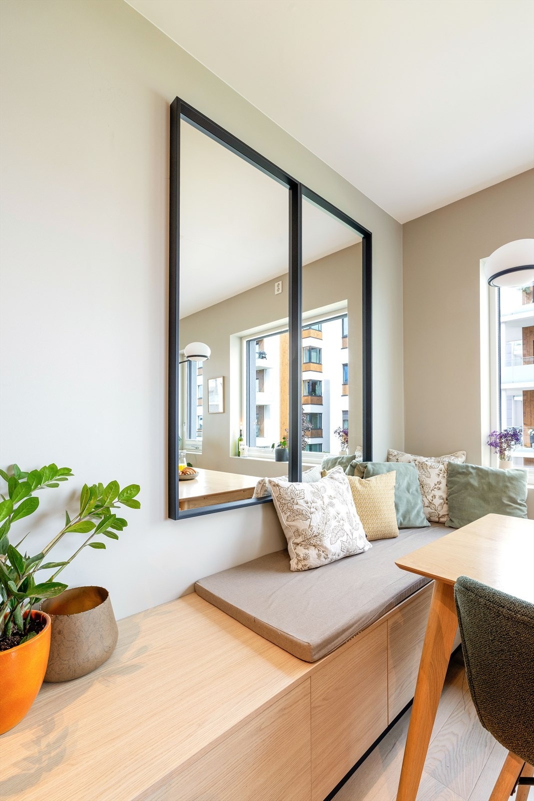 Benk med oppbevaring Galleribilde