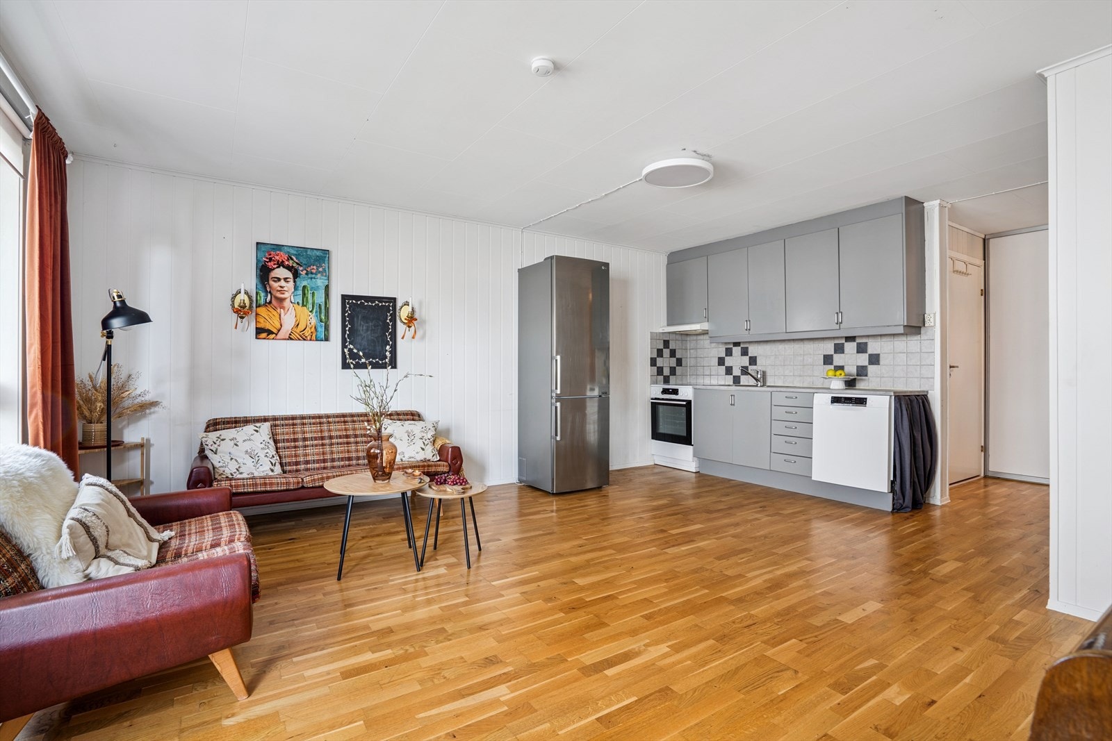 Stuen har en åpen stue/kjøkken løsning og er på romslige 24 kvm. Galleribilde