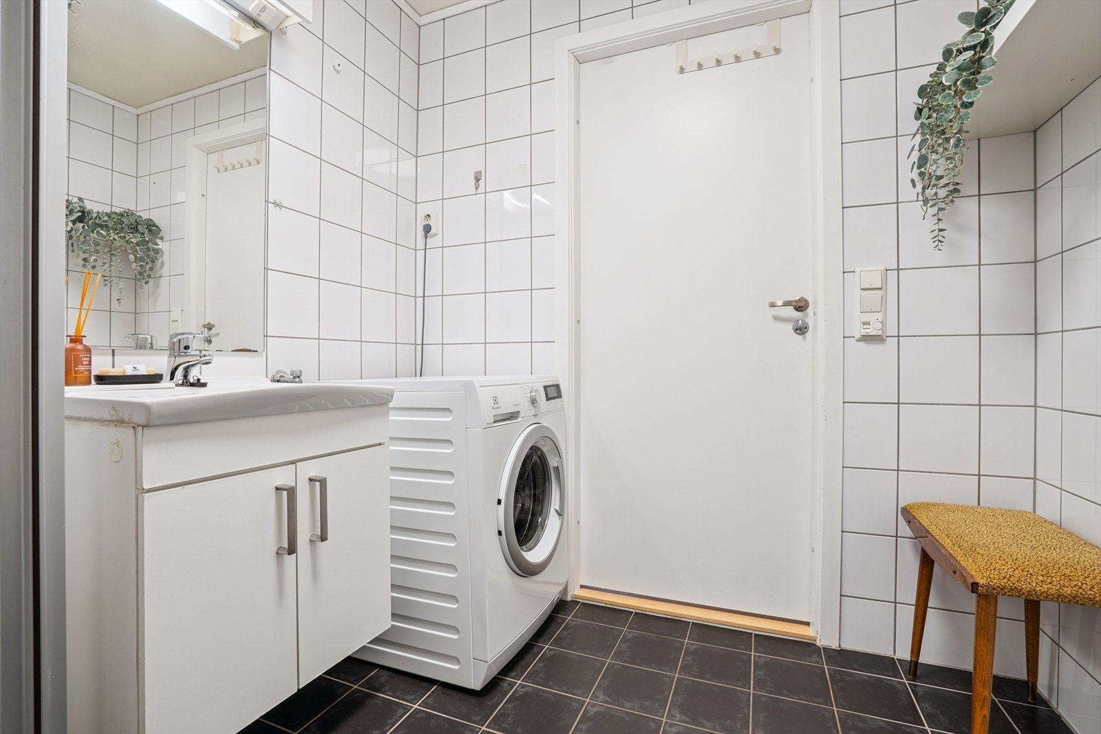 Badet har opplegg for vaskemaskin. Galleribilde