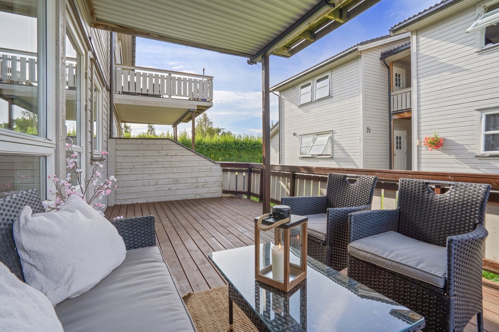 Romslig, god veranda på bakkenivå. Galleribilde