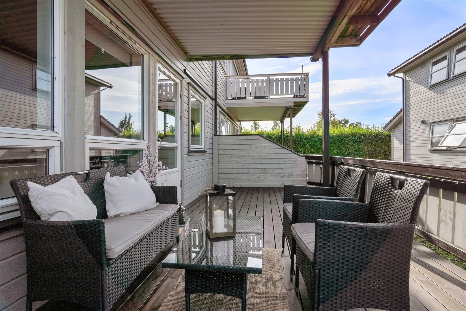 Terrassen er på hele 20 kvm. og fungerer fint som en forlengelse av stuen. Galleribilde