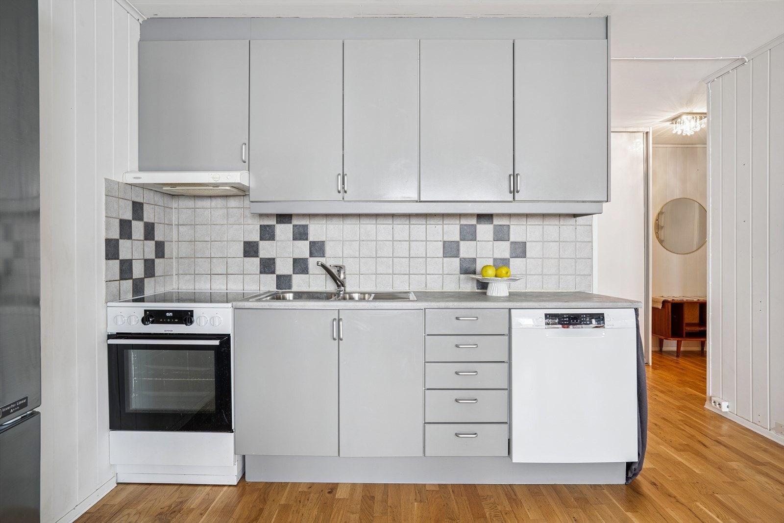 Kjøkkenet byr på godt med skap- og benkeplass med både over- og underskap. Galleribilde