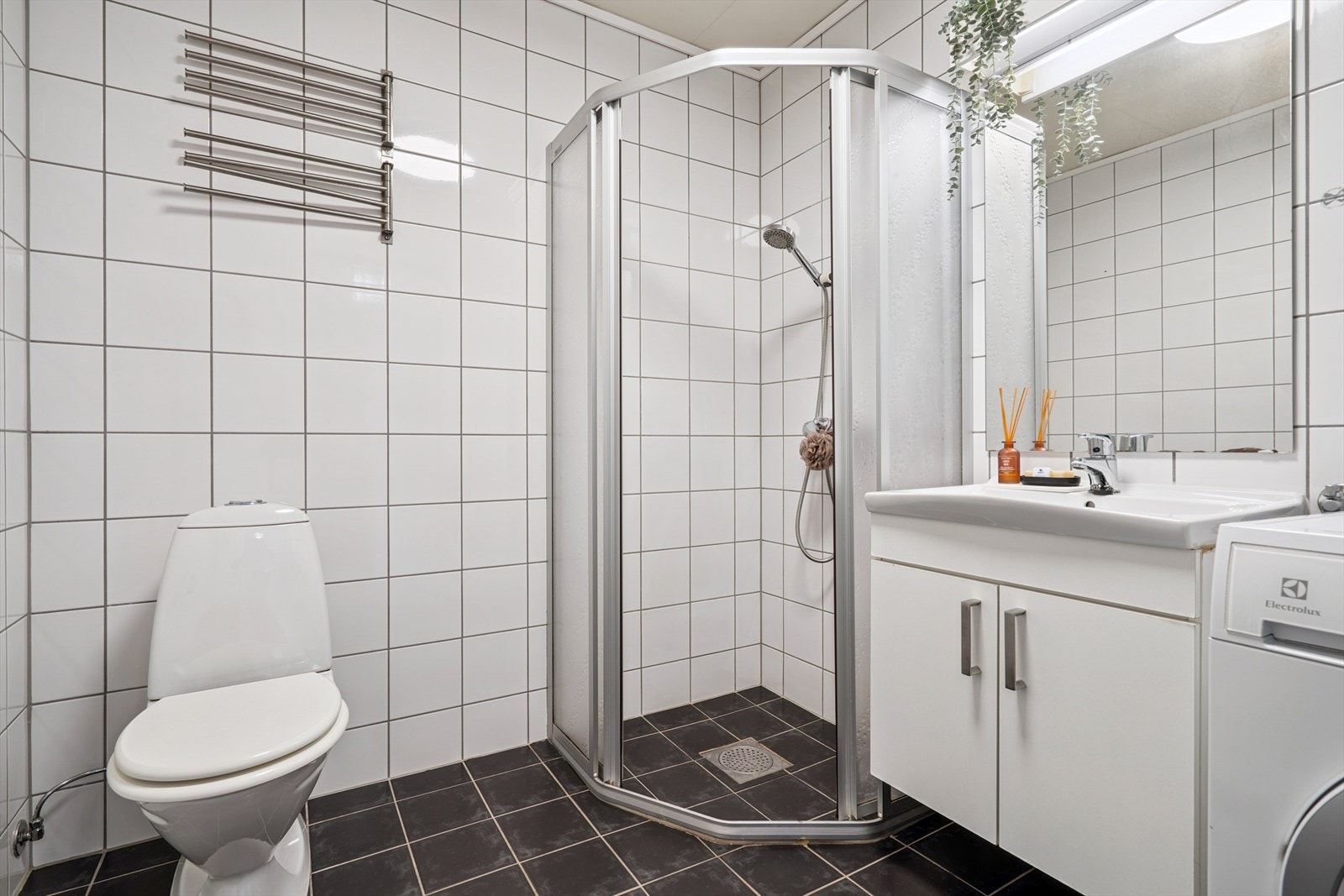 Pent flislagt bad med behagelig gulvvarme. Galleribilde