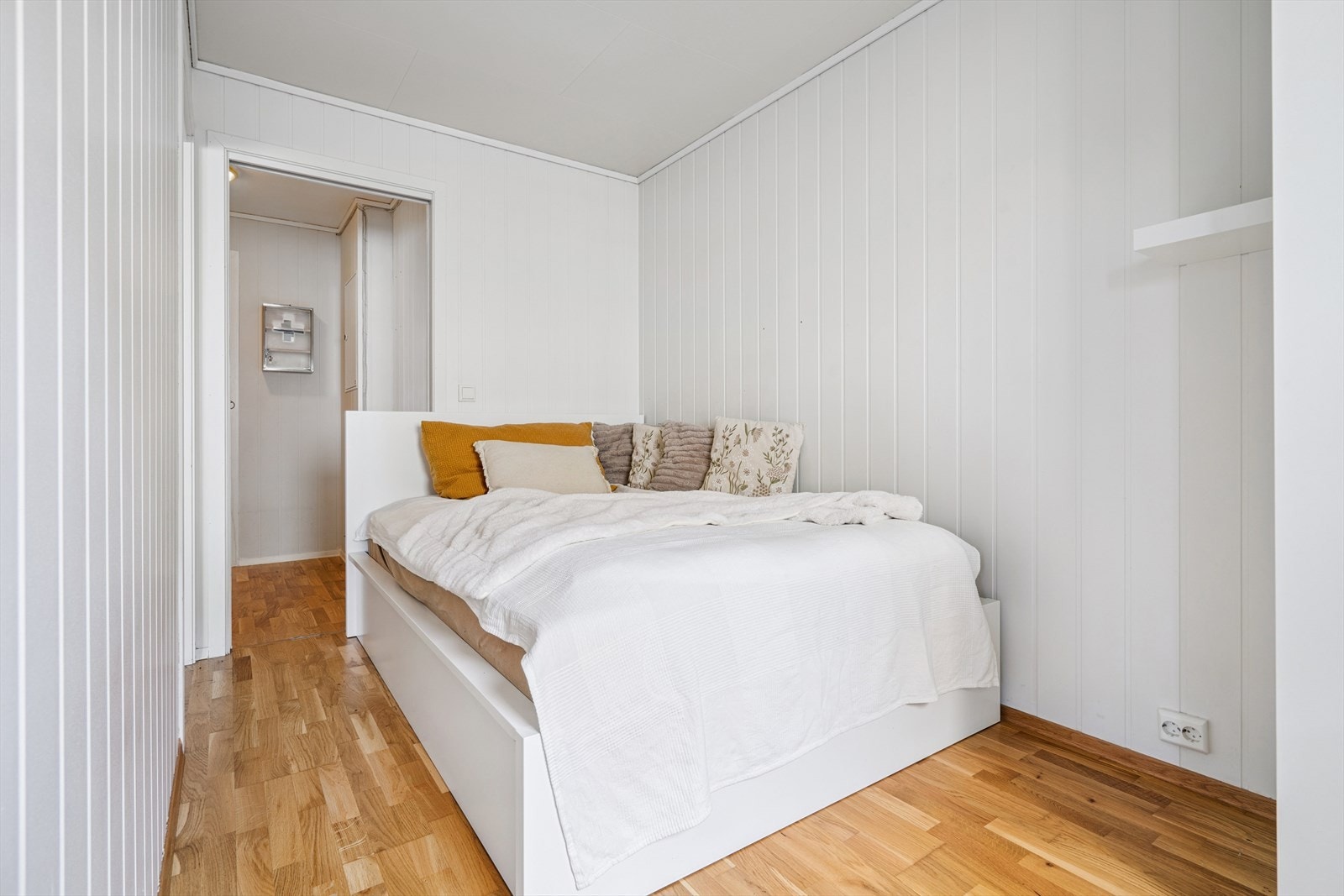 Romslig soverom på 8,2 kvm. med god plass til dobbeltseng. Galleribilde