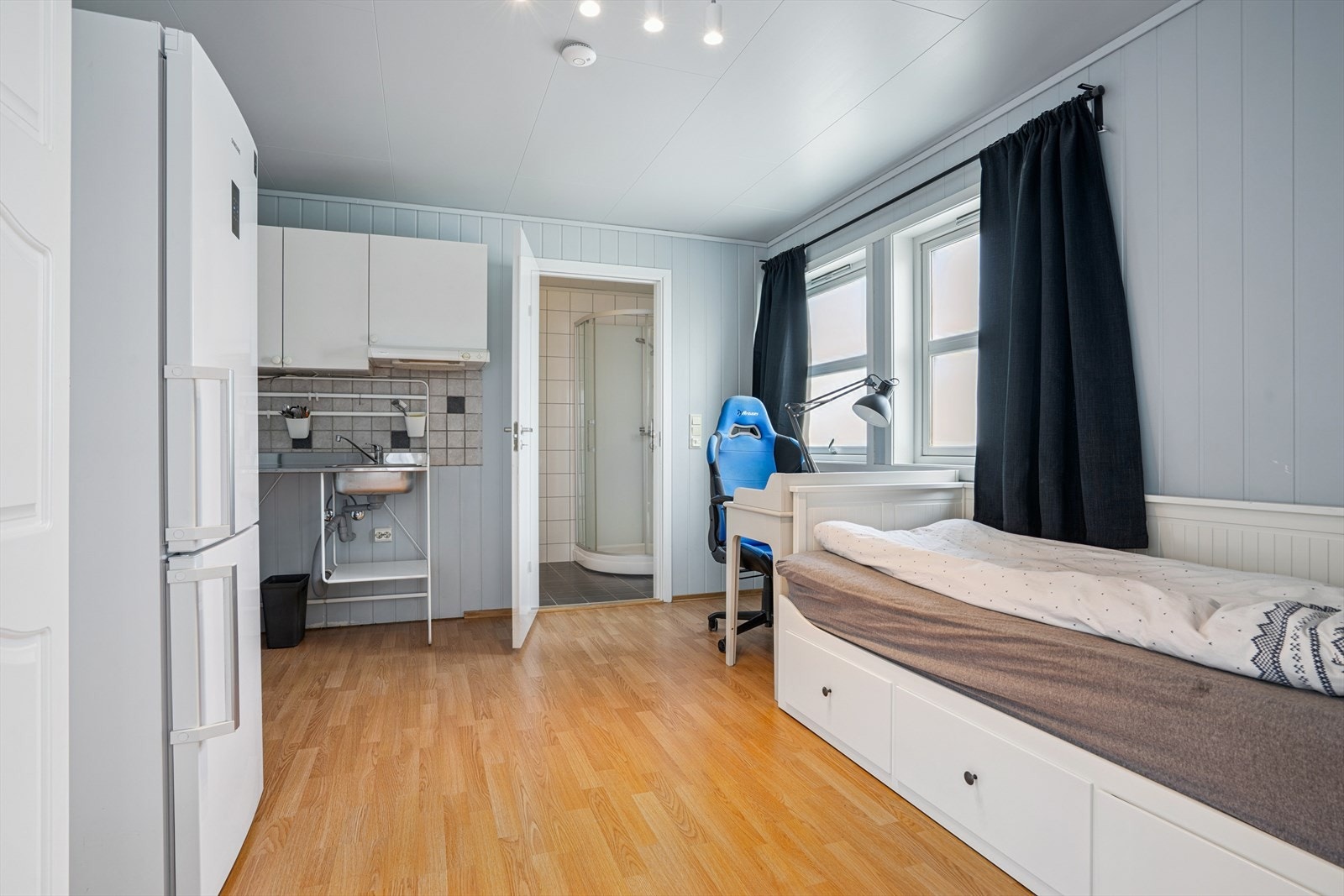 Praktisk utleiehybel på ca. 20kvm. Utleiedelen har egen inngang og eget bad og stue/kjøkken. Galleribilde