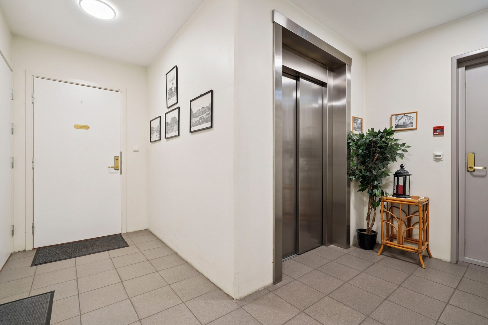 Heis fra garasjen til leilighetens etasje, med inngang like ved døren for enkel adkomst. Galleribilde