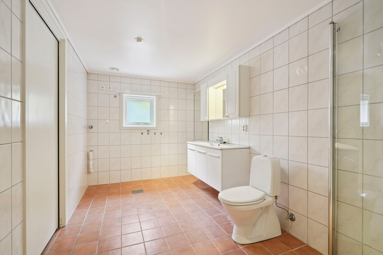 Romslig helfliset bad med gulvvarme. Galleribilde