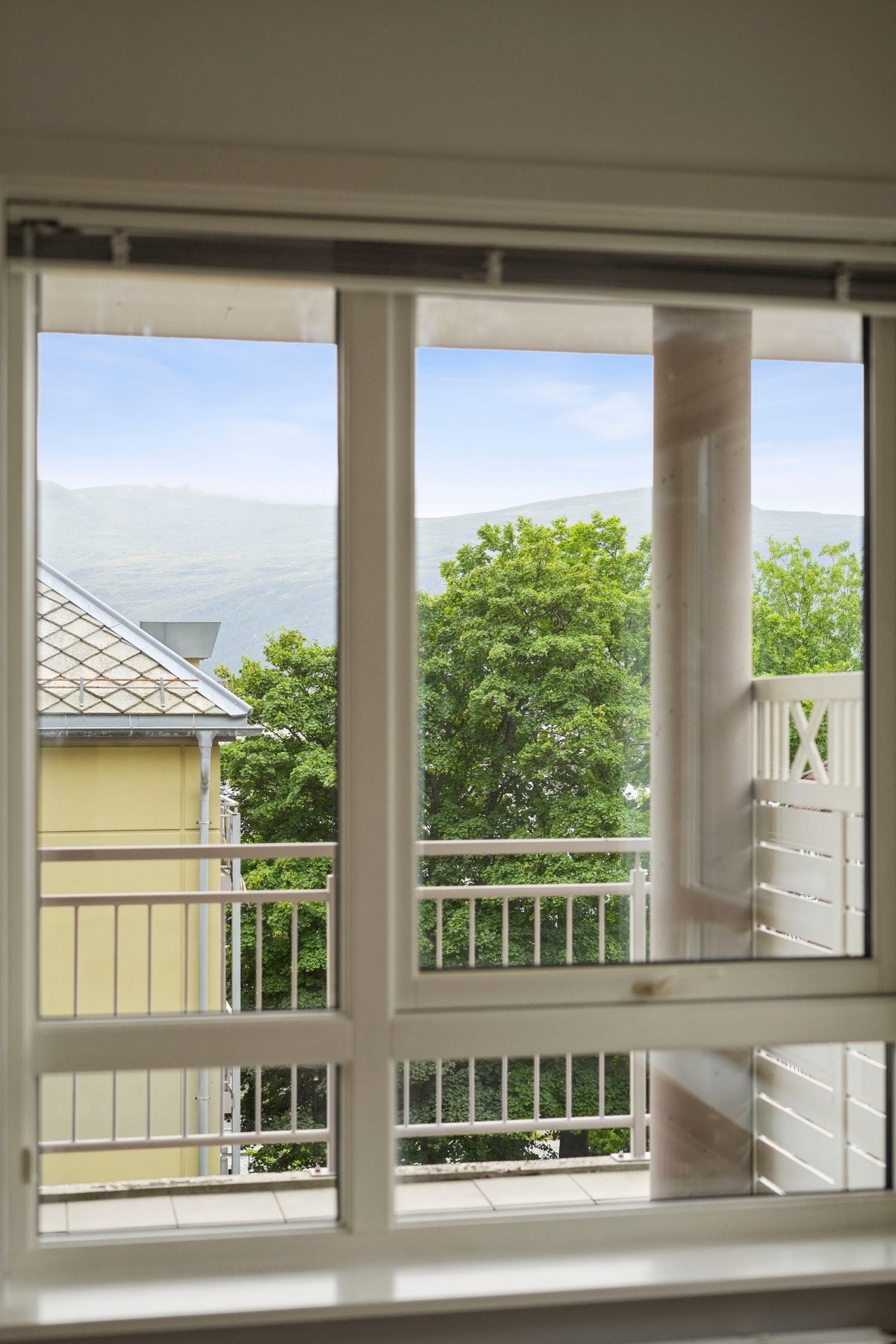 Leiligheten har store vindusflater som slipper inn rikelig med naturlig lys. Galleribilde