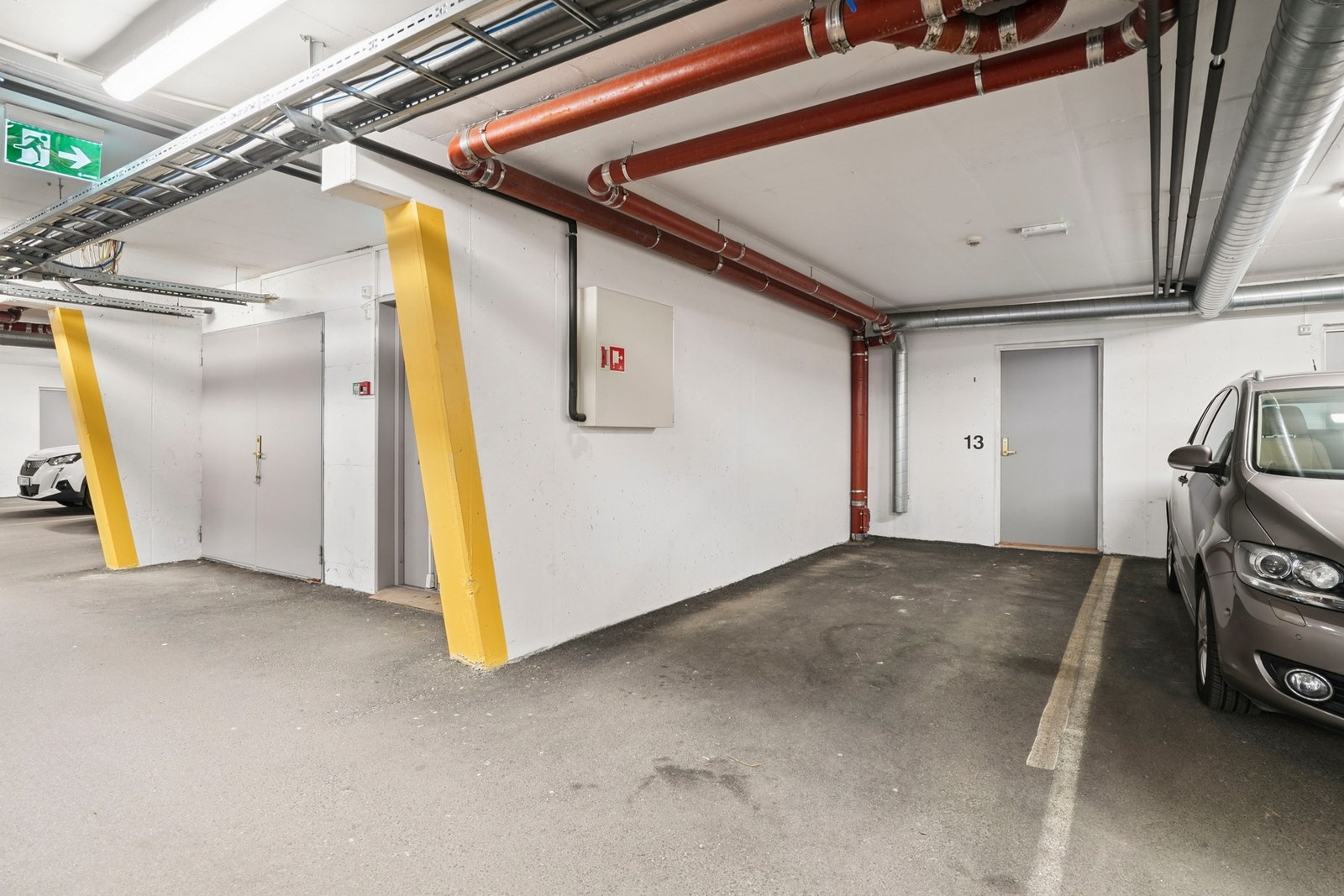 Fast parkeringsplass i garasjekjelleren. Gode muligheter for gjesteparkering finnes også. Galleribilde