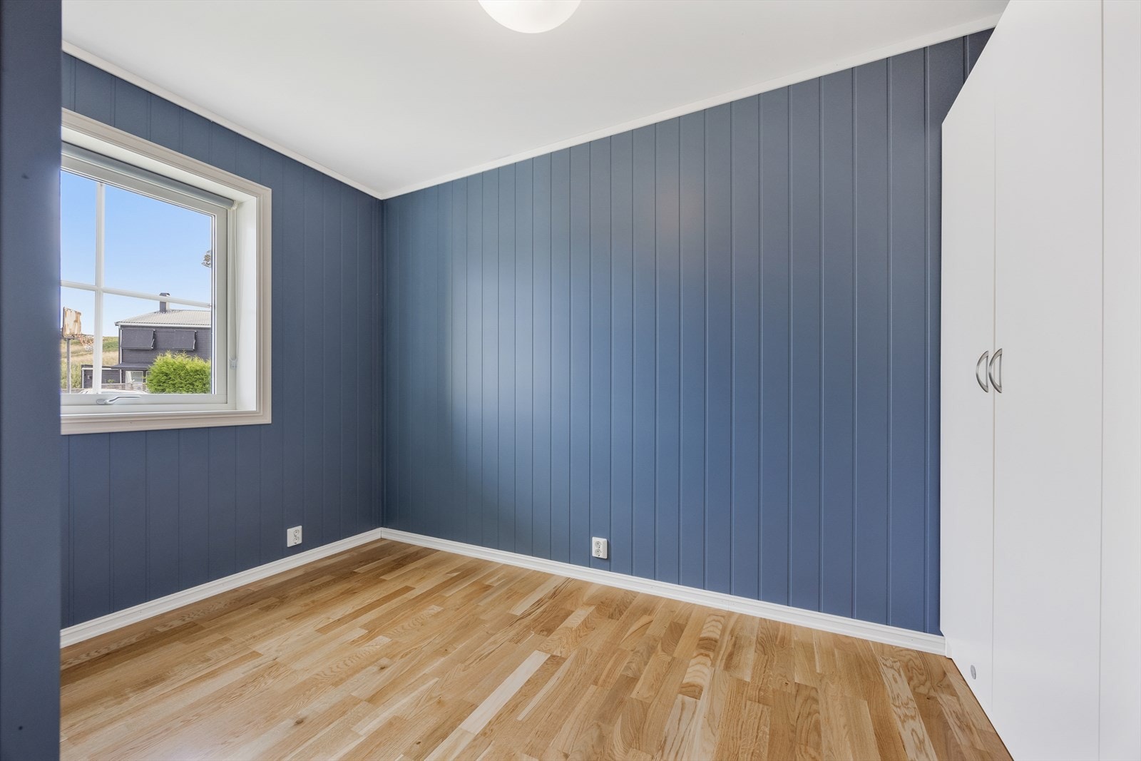 Soverom II er innredet med 2 stk doble garderobeskap og kan benyttes alt etter behov. Galleribilde