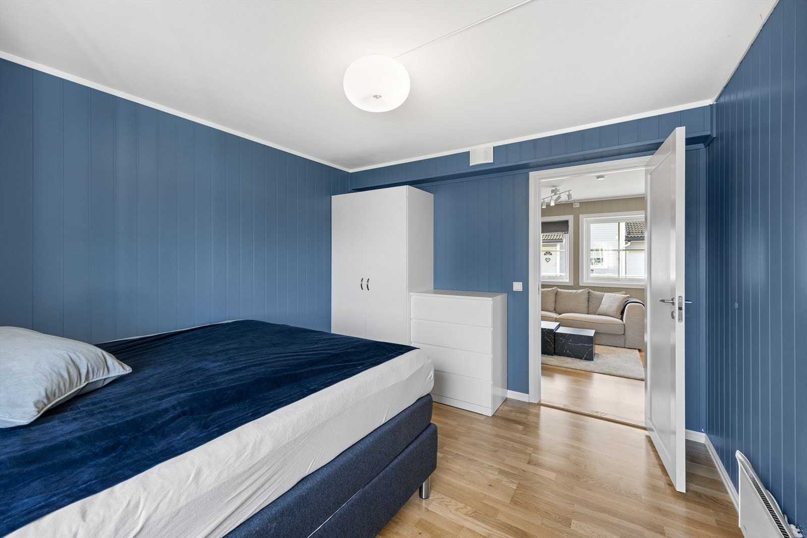 Hovedsoverommet er tilgjengelig fra stuen og har plass til dobbeltseng og garderobe. Galleribilde