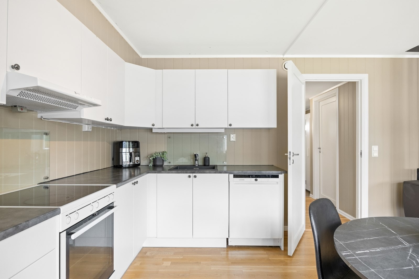 Frittstående hvitevarer som komfyr, oppvaskmaskin og kjøleskap. Galleribilde