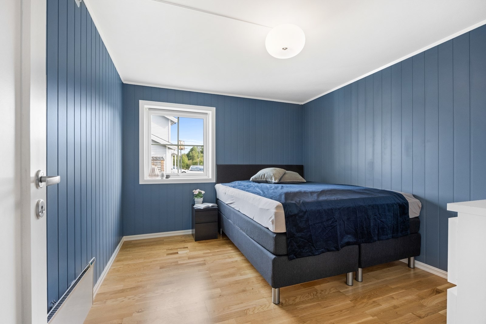 To soverom hvorav begge er malt i behagelige blåtoner og hvor begge har fine vindusflater. Galleribilde