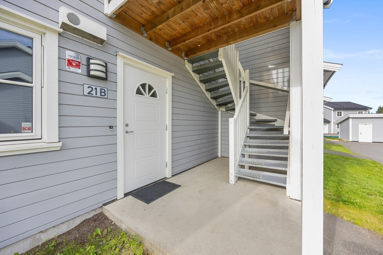 Overbygget og innbydende inngangsparti. Galleribilde