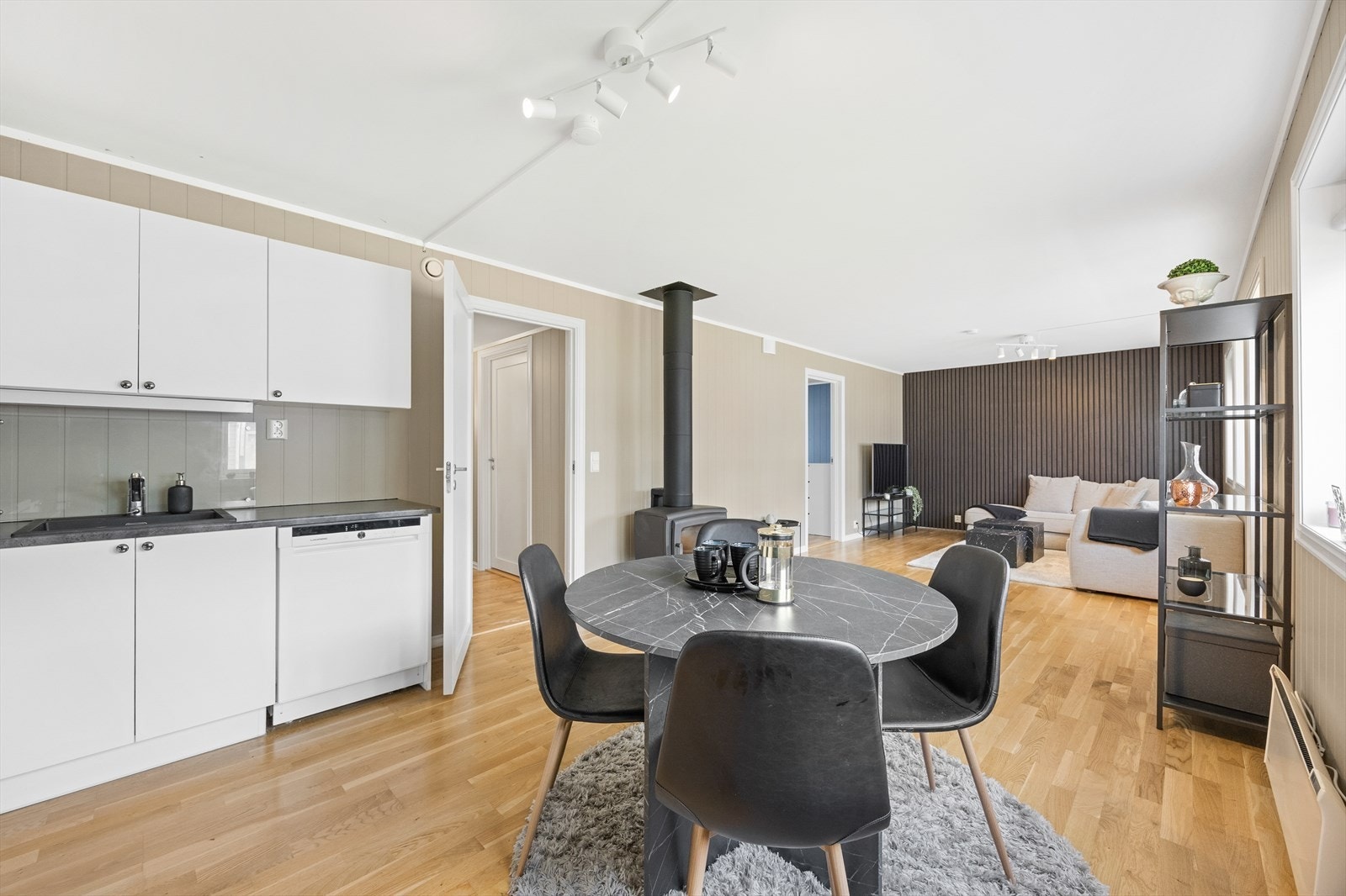 Stue og kjøkken med tilgang til entré. Galleribilde