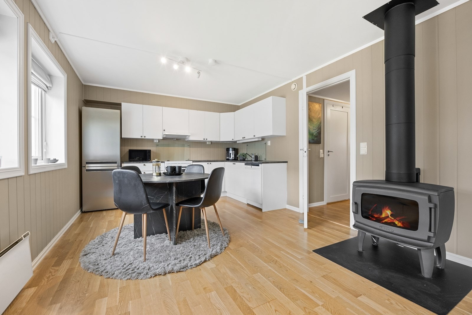 Peisovnen gir akkurat den varmen en trenger og vindusflatene sørger for rikelig med naturlig lys. Galleribilde