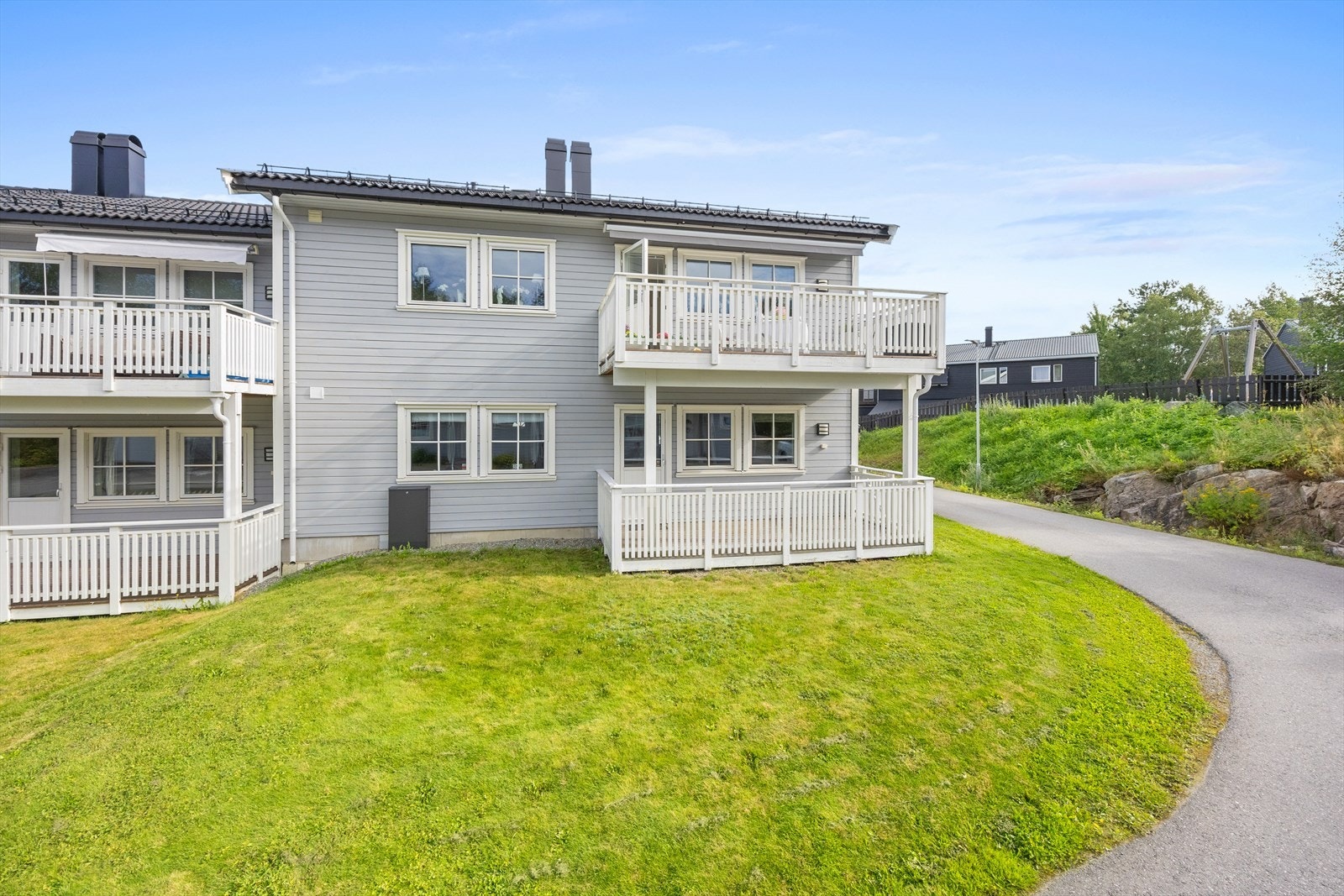 Velholdt tomannsbolig oppført i 2015, beliggende i et veletablert område. Galleribilde