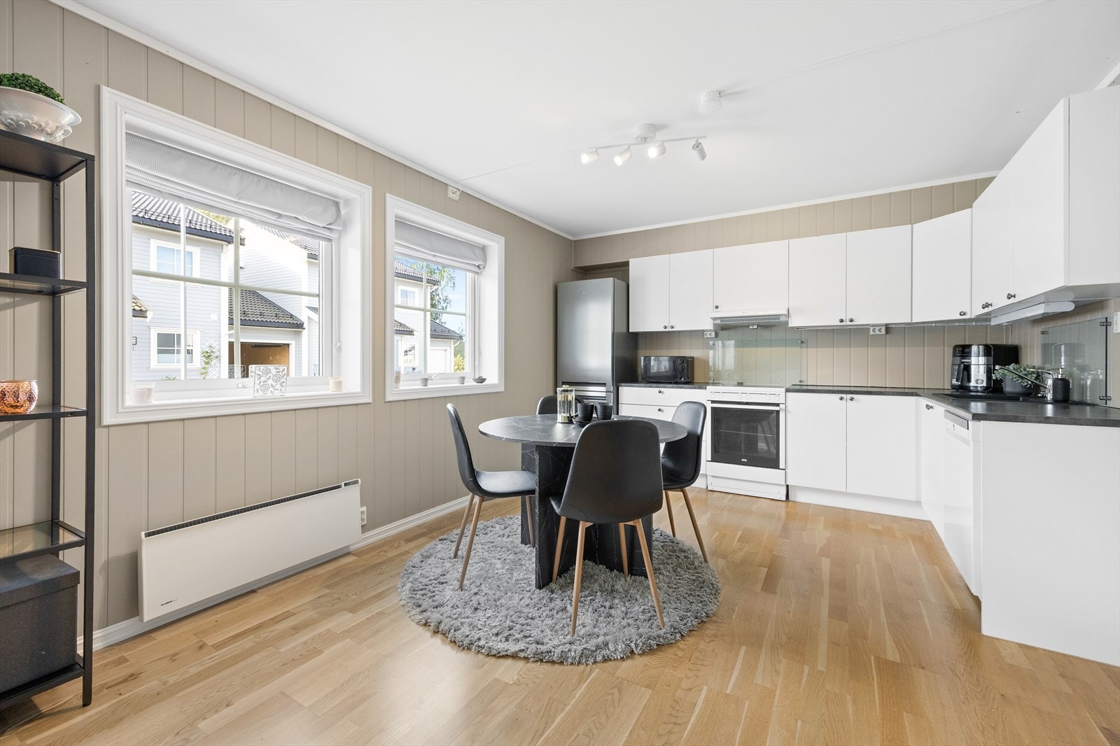 Spiseplass og kjøkken. Galleribilde