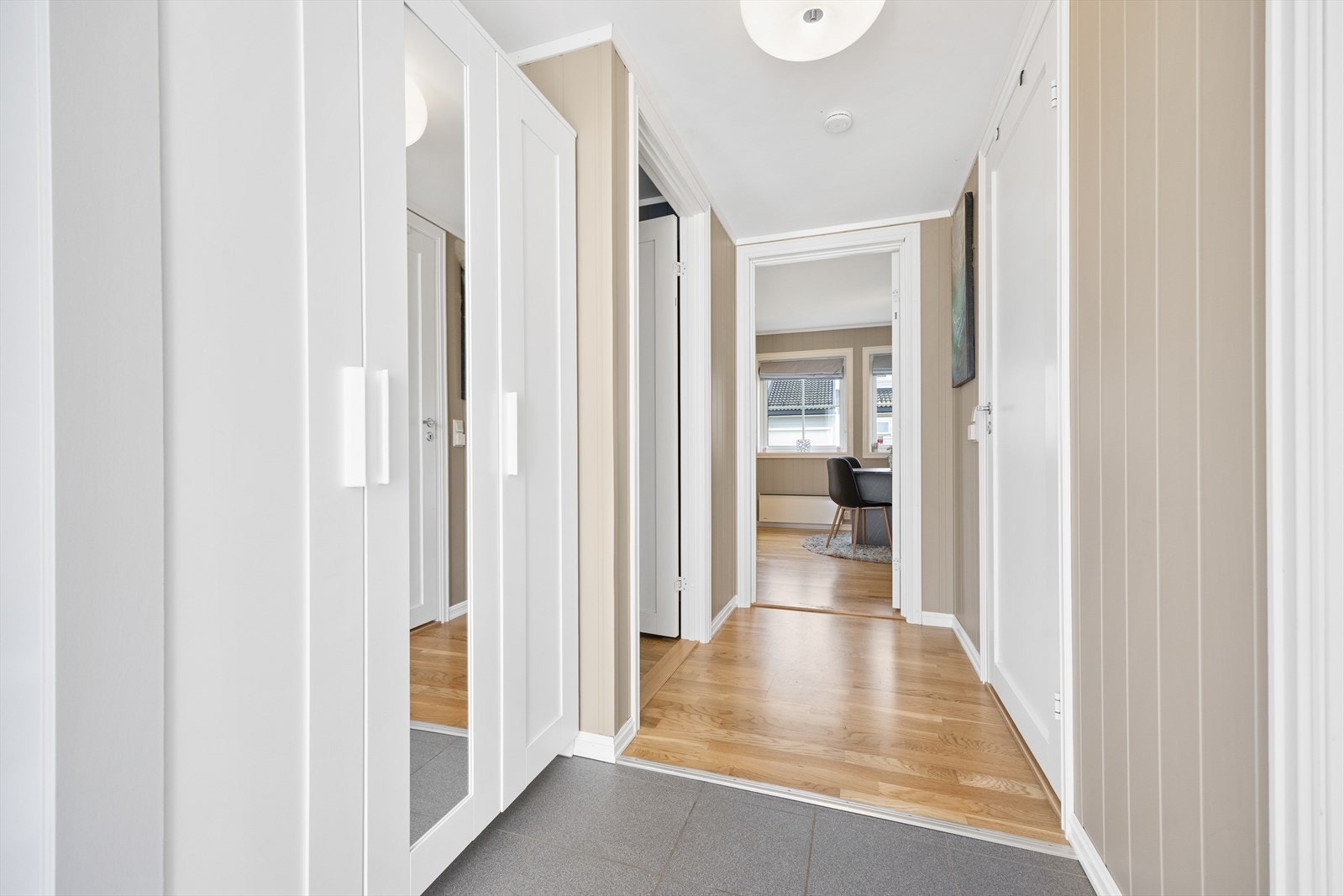 Mulighet for oppheng av yttertøy og plassering av sko, samt garderobeskap tilgjengelig. Galleribilde