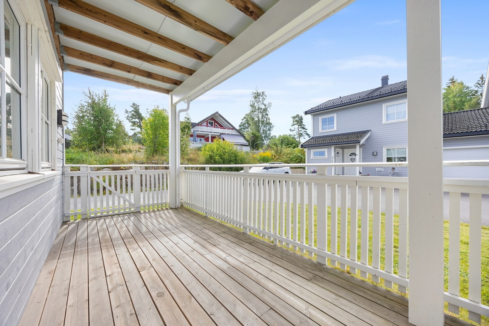 Dette er en fin 3-roms leilighet med stor og fin terrasse med takoverbygg! Galleribilde