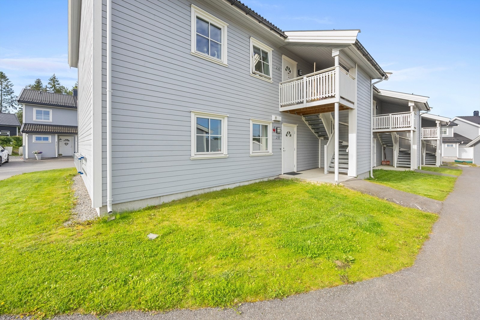 Lett adkomst til boligen via asfaltert gårdsplass. Galleribilde