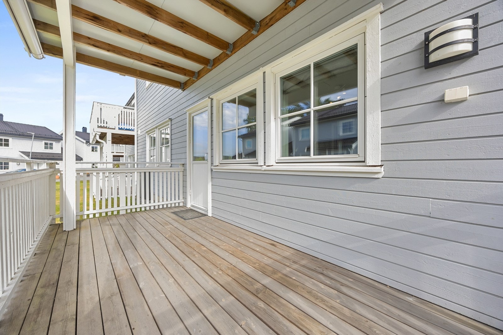 Direkte utgang fra stuen til en herlig og skjermet uteplass. Galleribilde