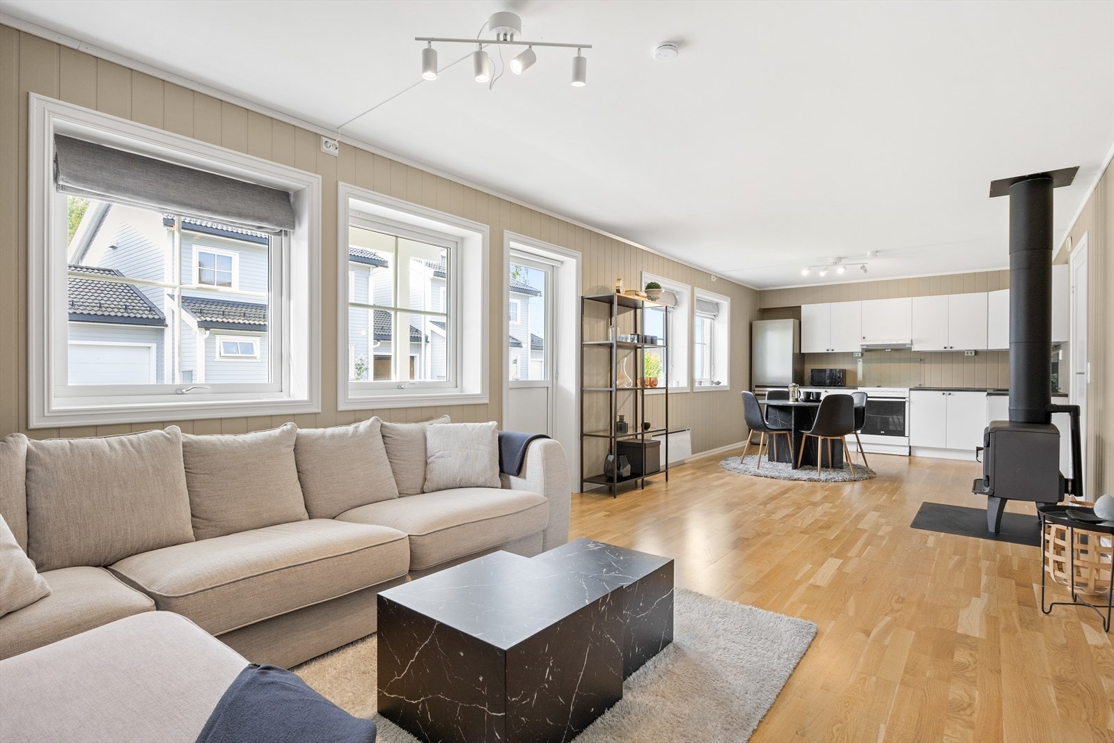 Boligen er presentert av Lars Christian Holm i EiendomsMegler 1. Galleribilde