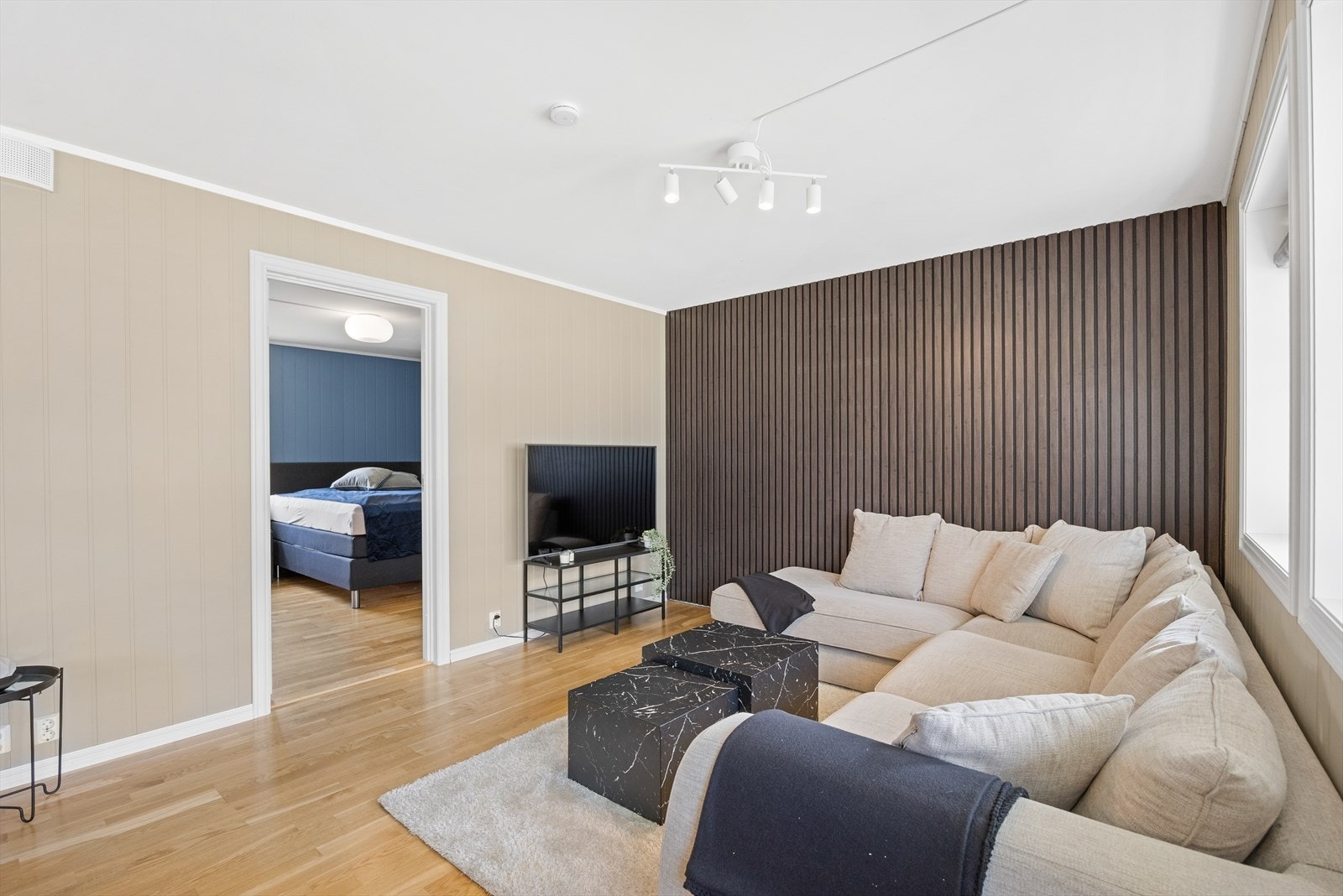 Stilig spilevegg som kontrast til panelen. Galleribilde