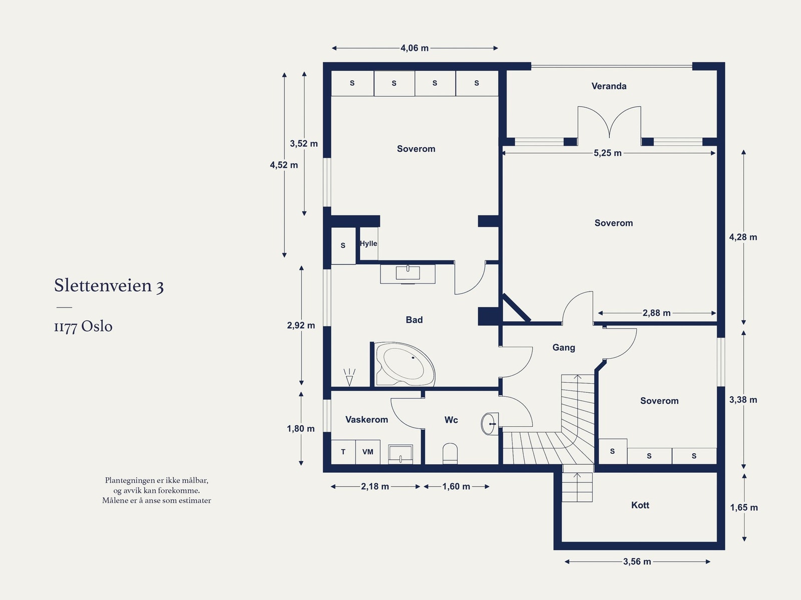 Plantegning 2. etasje bestående av gang, kott, toalettrom, vaskerom, bad, to soverom og stue/soverom med utgang til vestvendt veranda. Galleribilde