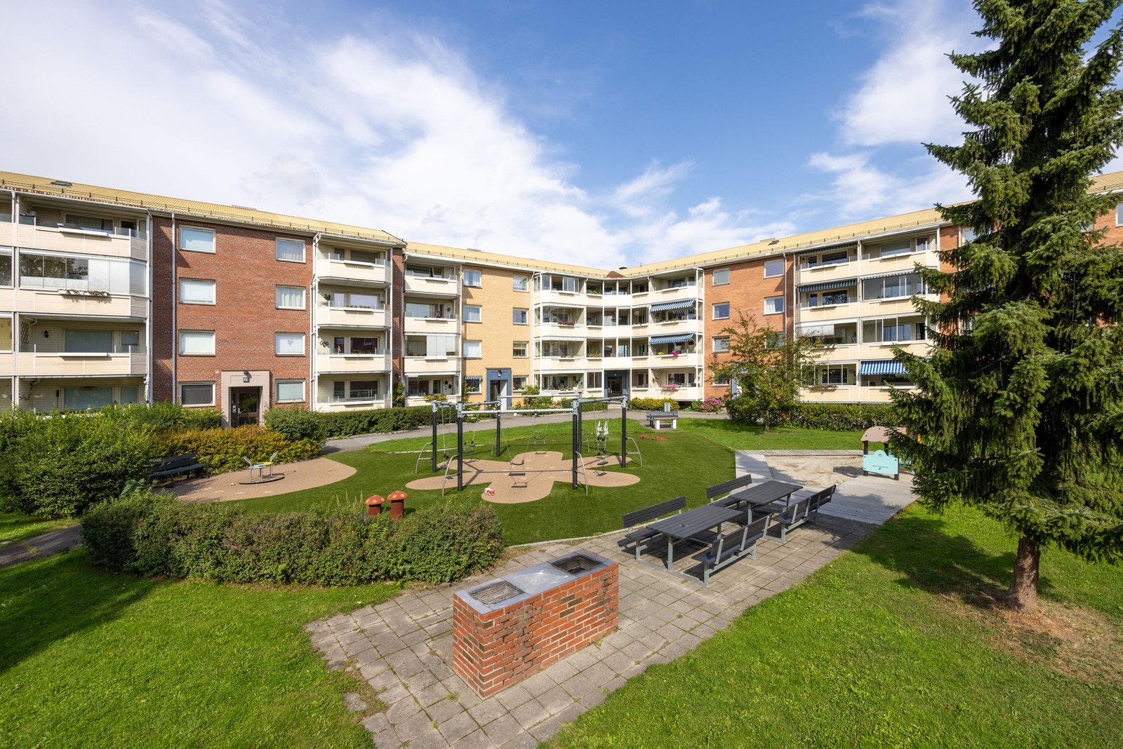 Fasade. Eier disponerer pt romslig kjellerbod med gulvareal på 7 m². Galleribilde