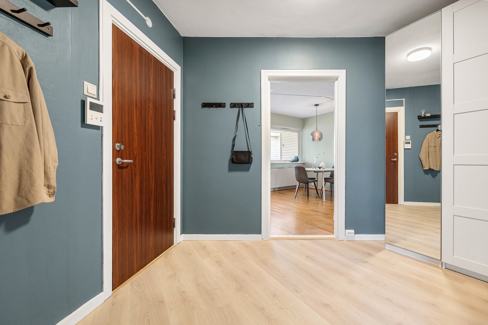 Romslig entré Galleribilde