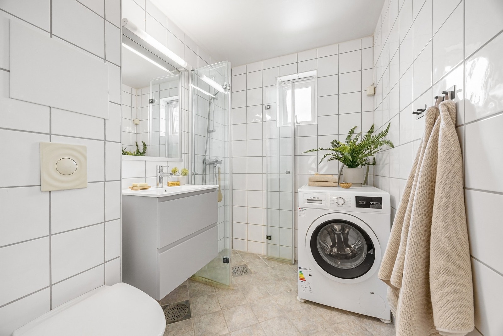 Flislagt bad rehabilitert i 2004/ 2005 i regi av borettslaget. Galleribilde