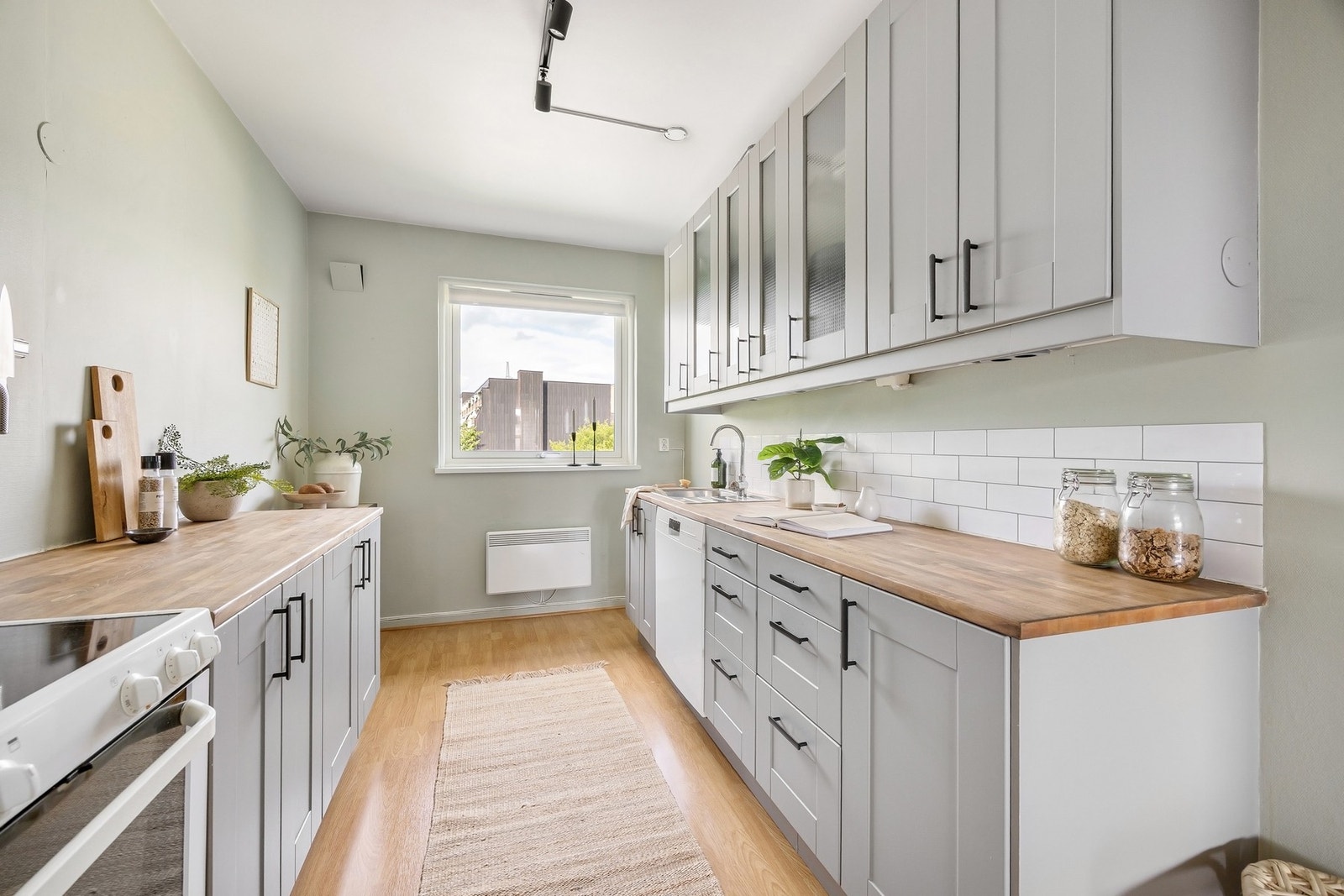 Det er satt inn ny oppvaskmaskin i 2025 (medfølger) og nymalte fronter samt slipte og lakkerte benkeplater i 2023. Galleribilde