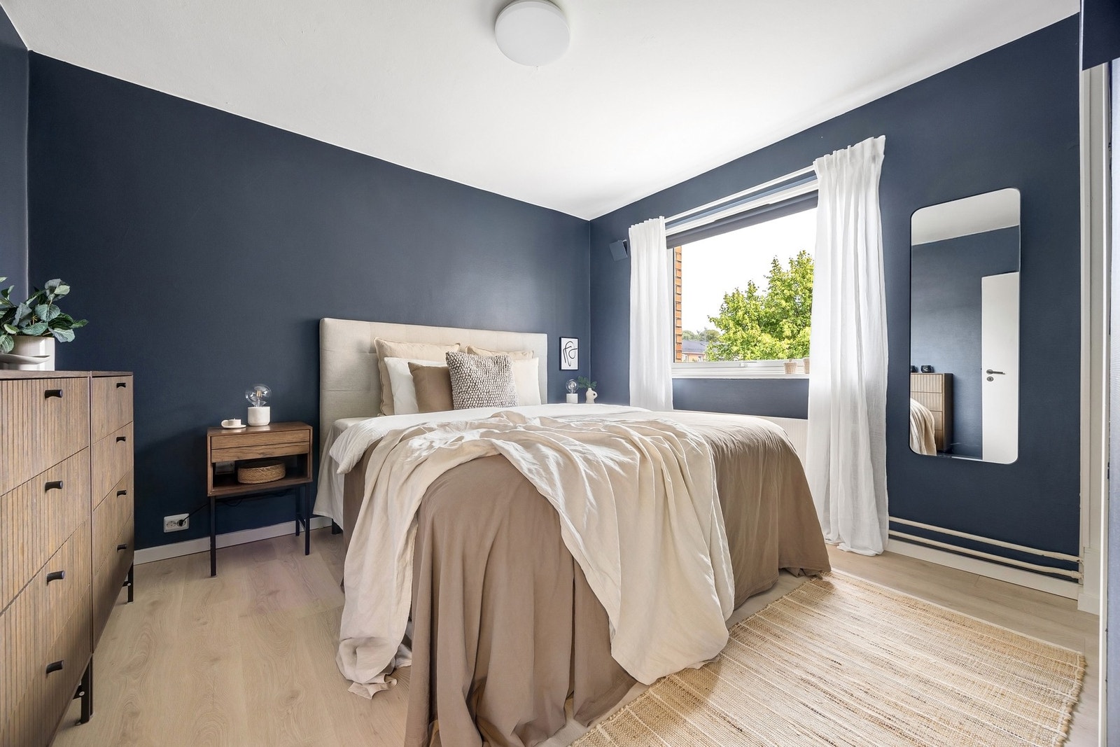 Romslig soverom med god plass til dobbeltseng og garderobeskap. Sengen som står her i dag er 1.80 m bred. Galleribilde