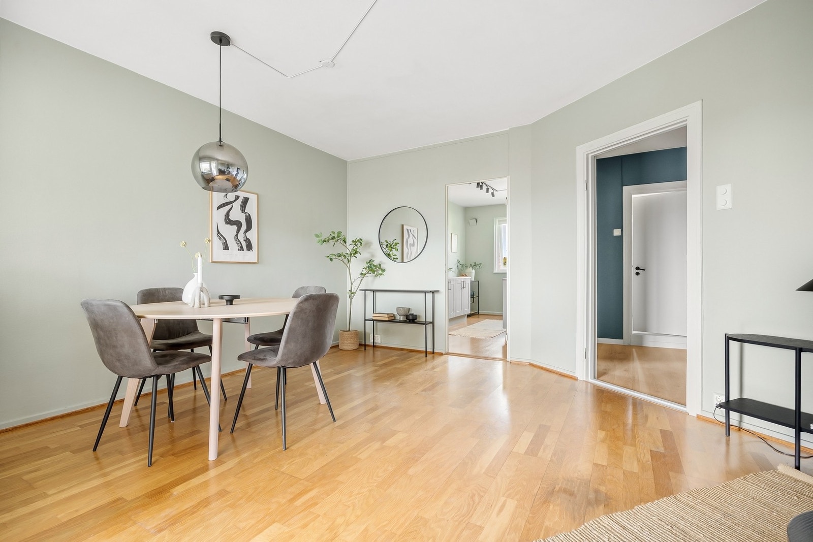 God plass til spisebord i stuen. Galleribilde