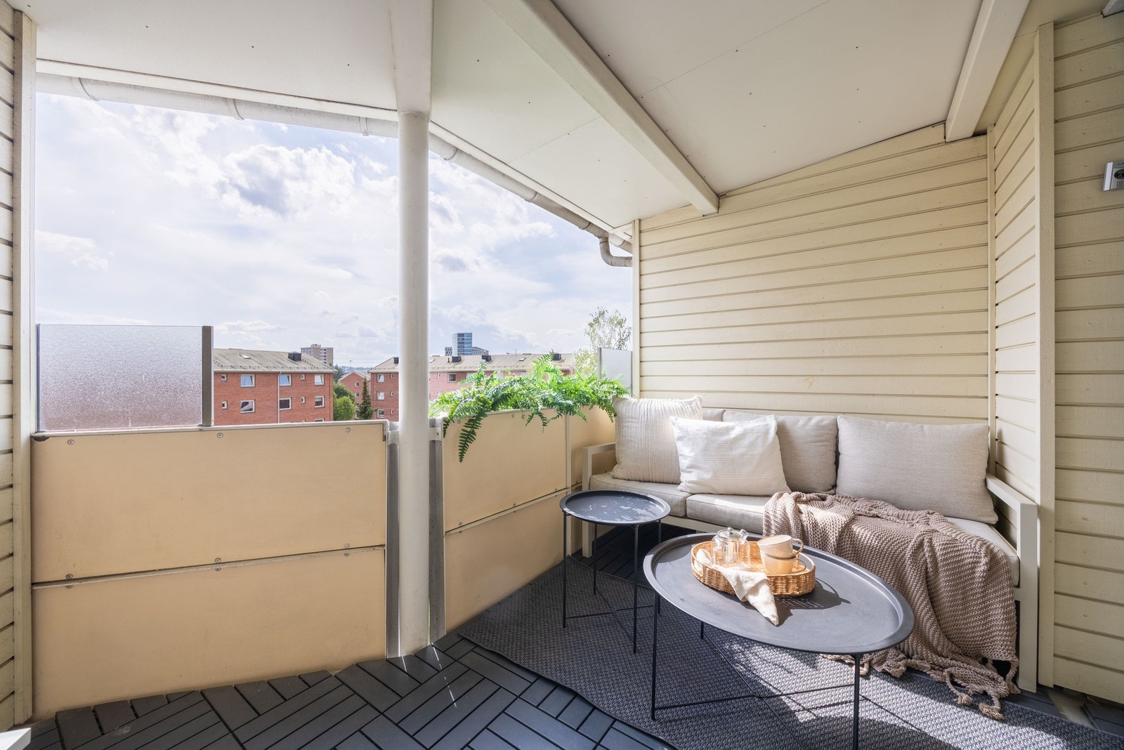 Sydvestvendt balkong på 10 m² med ettermiddagssol. Galleribilde