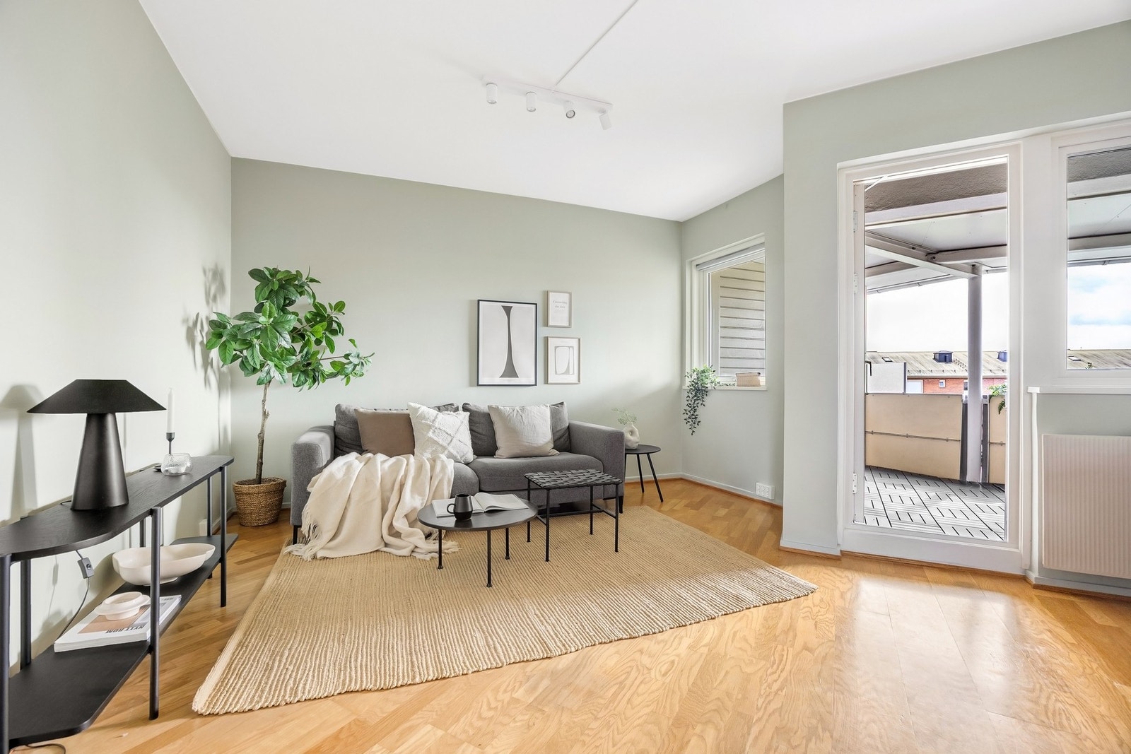 Store vindusflater sørger for rikelig med naturlig lysinnslipp. Galleribilde