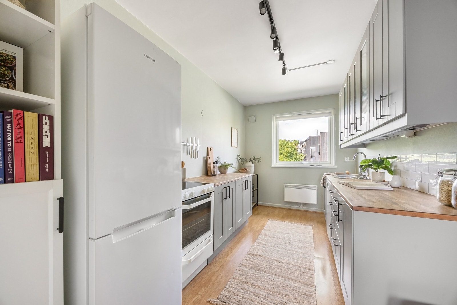 IKEA kjøkkeninnredning med profilerte fronter. Galleribilde