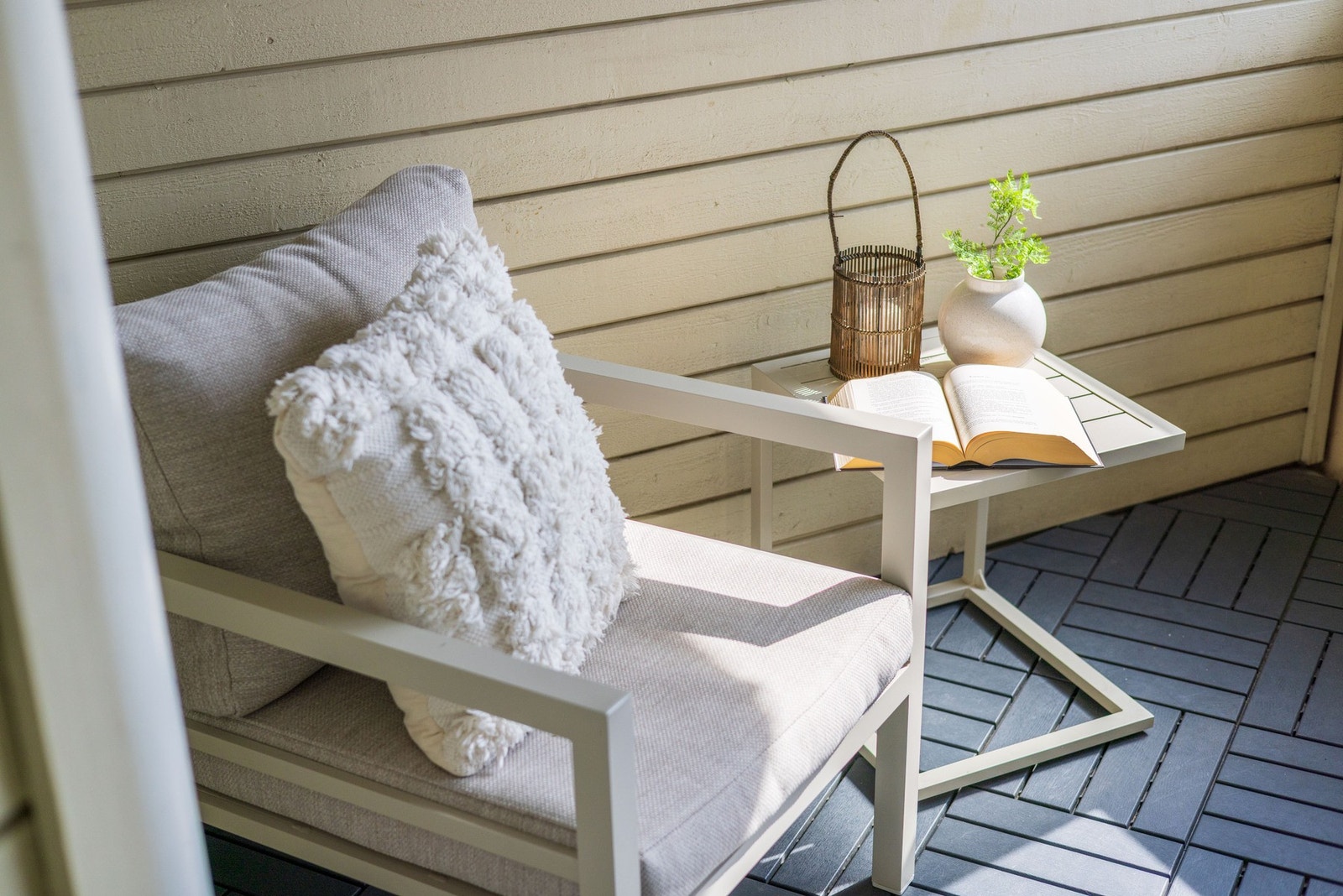 Balkongens utforming og størrelse gir rom for innredning i flere soner. Galleribilde