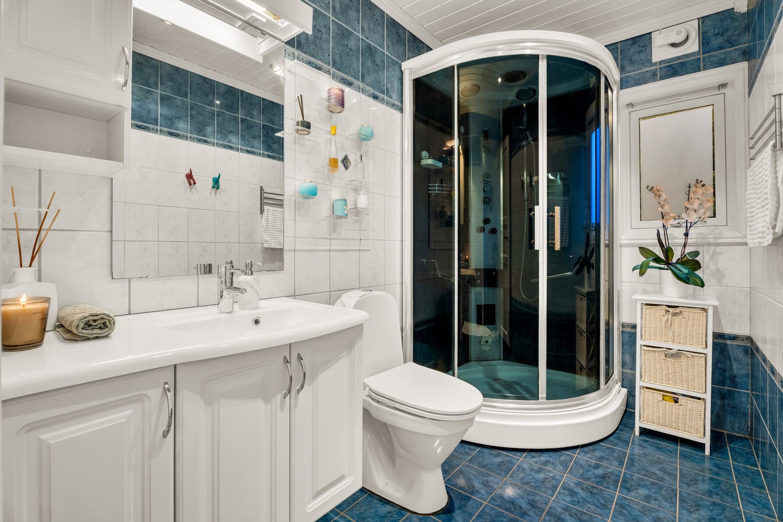 Baderommet i 1. etasje er fra 2007 med fliser på gulv og vegger Galleribilde