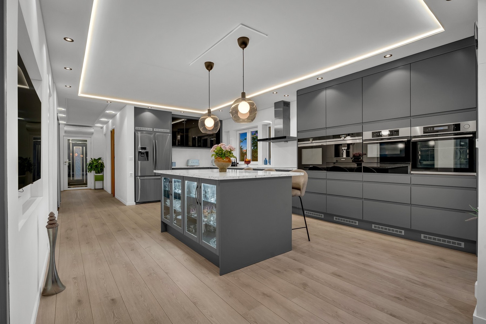 Kjøkkenet er fra 2022. Det er masse skap/benkeplass Galleribilde