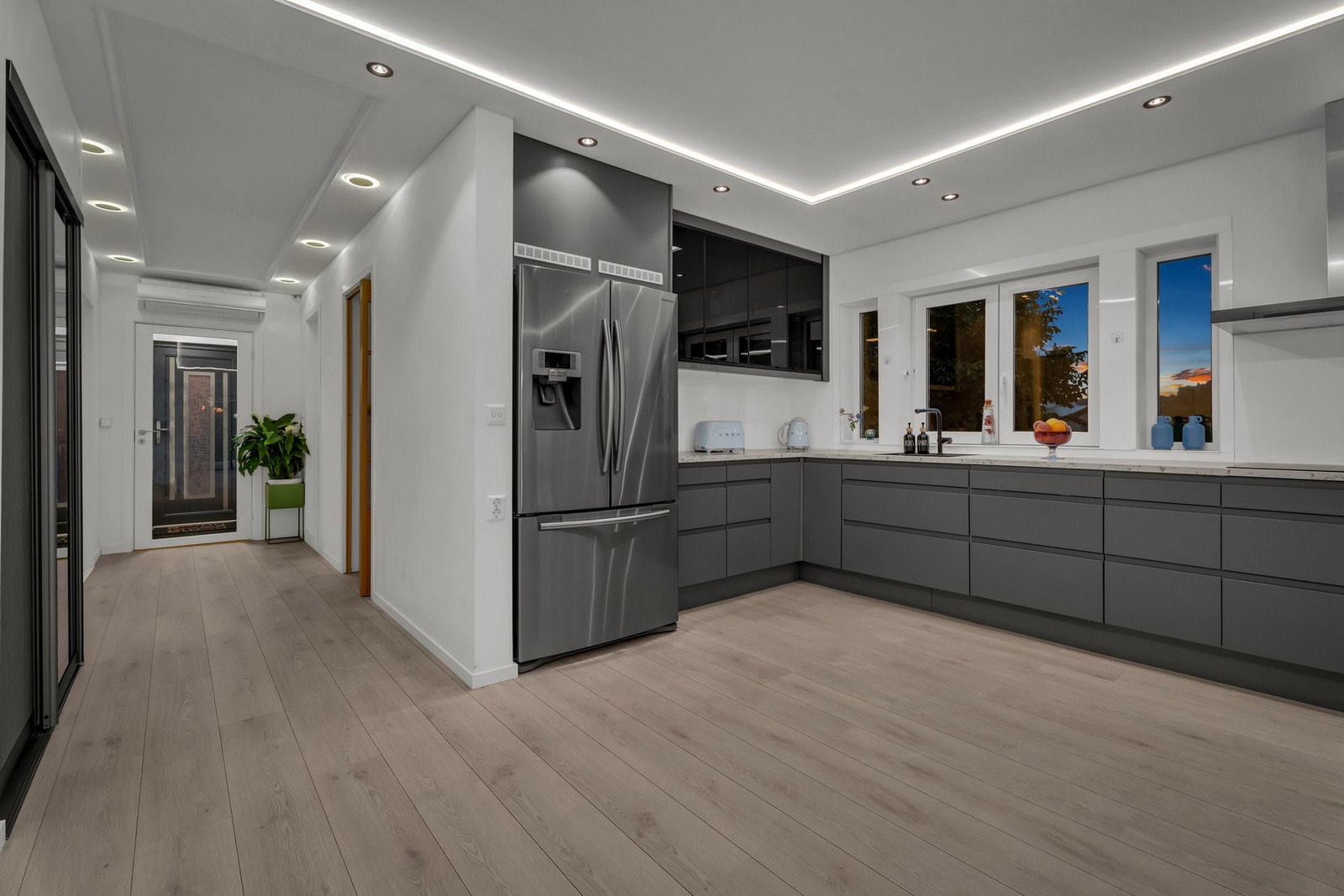 Integrert oppvaskmaskin og frittstående side-by-side kjøleskap Galleribilde