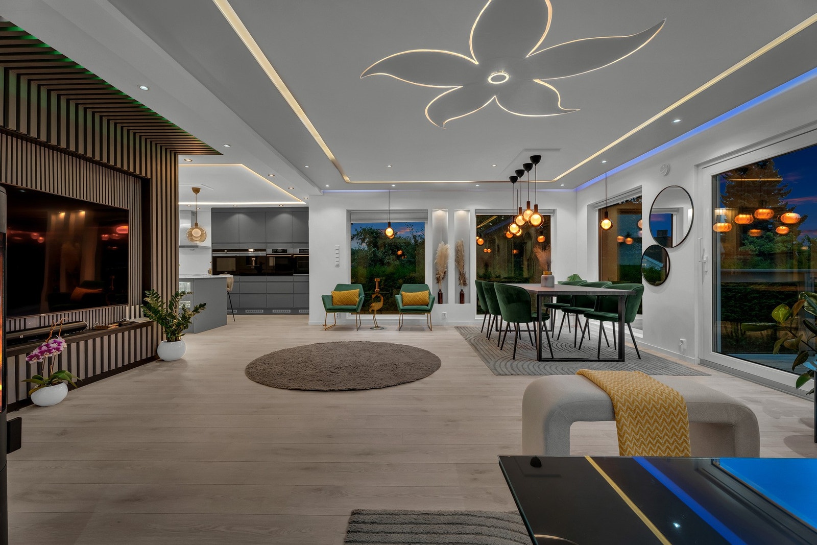 Stuen er romslig med flere sosiale soner, og fremstår svært delikat Galleribilde