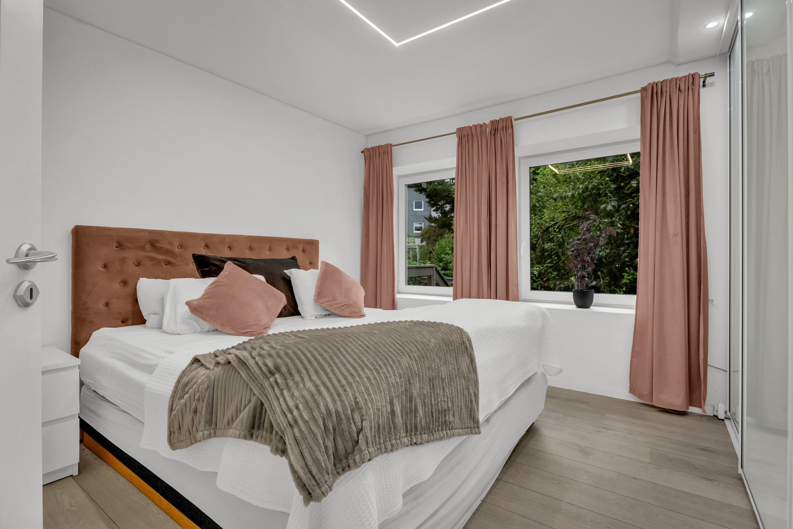 Hovedsoverommet med god plass til dobbelseng og tilhørende møblement.. Galleribilde