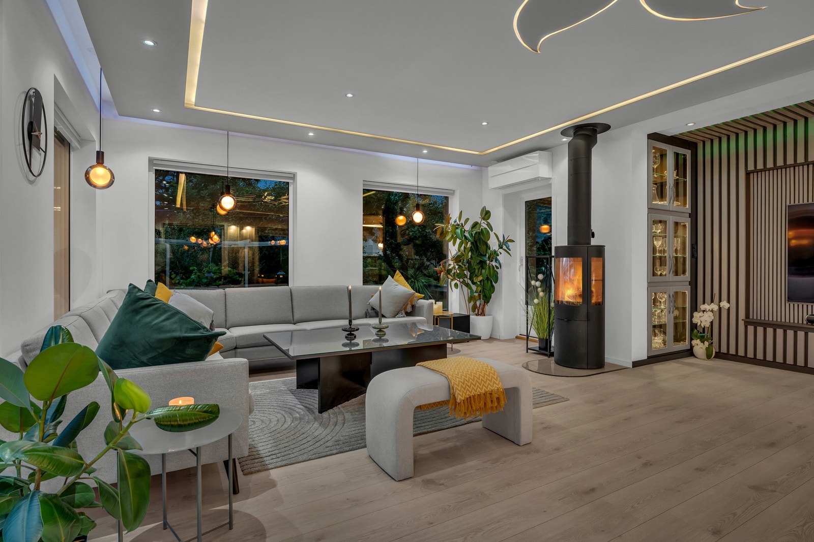 Peisen i stuen er installert i 2023 og siker godt med varme Galleribilde