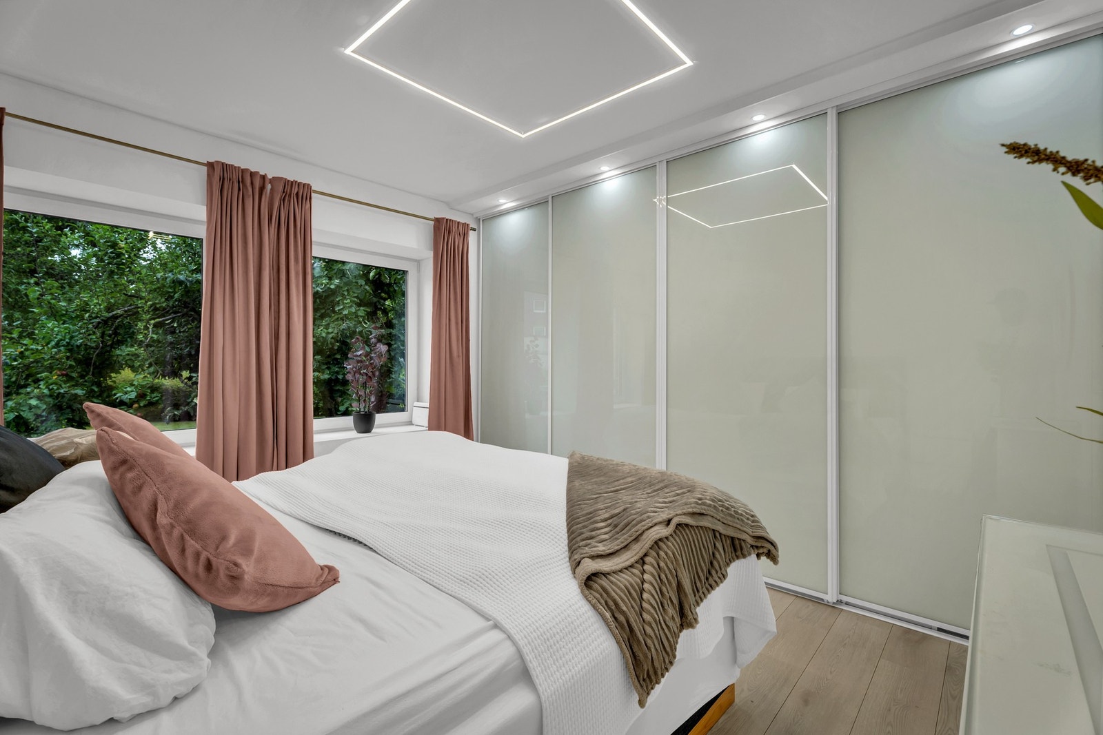 .. samt et romslig garderobeskap Galleribilde